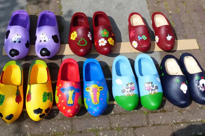 Een rij kleurig beschilderde klompen